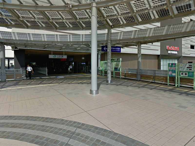 八王子駅南口ビックカメラ前広場(2階)